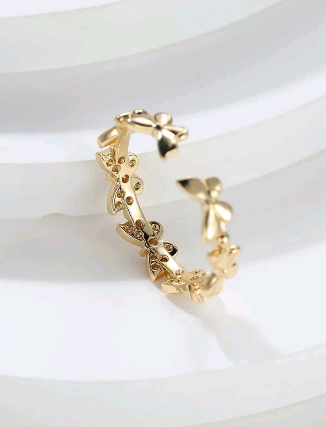Anillo abierto con diseño de mariposa