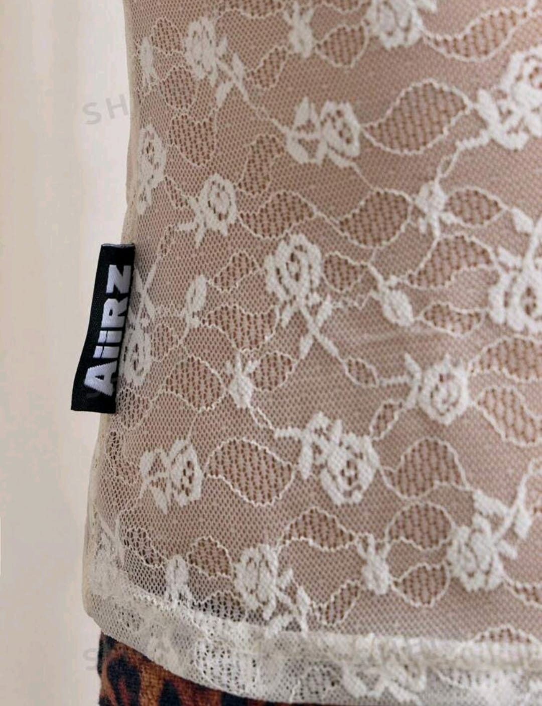 AiiRZ Top de tirantes finos con cuello en V de encaje