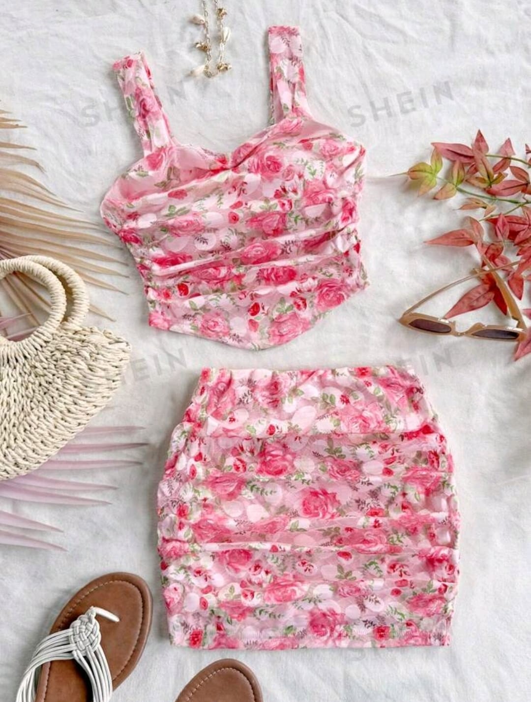 Dreamara Set de 2 piezas: Camiseta ajustada y minifalda con estampado