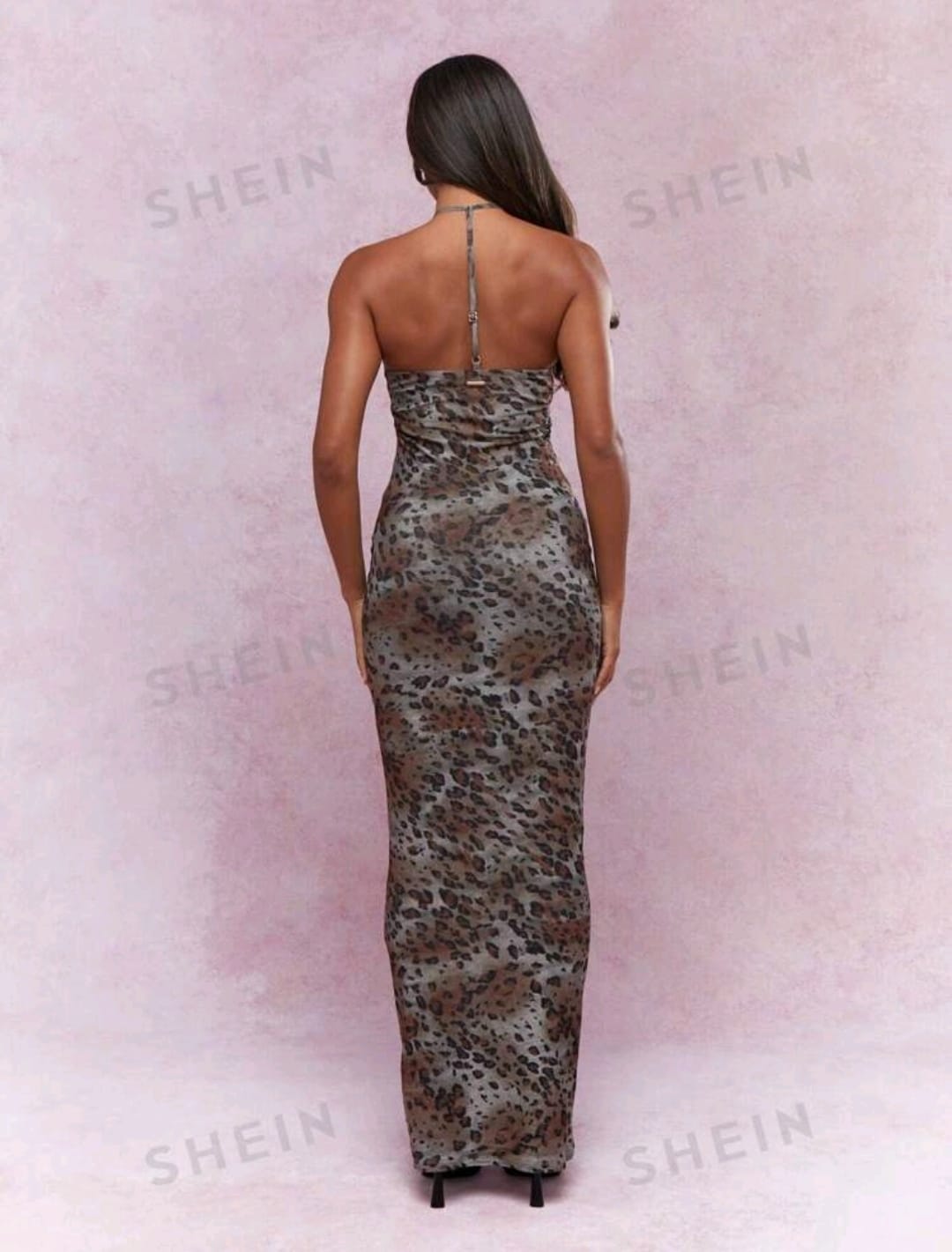 MISSGUIDED Vestido largo fruncido con cuello de halter y estampado de leopardo