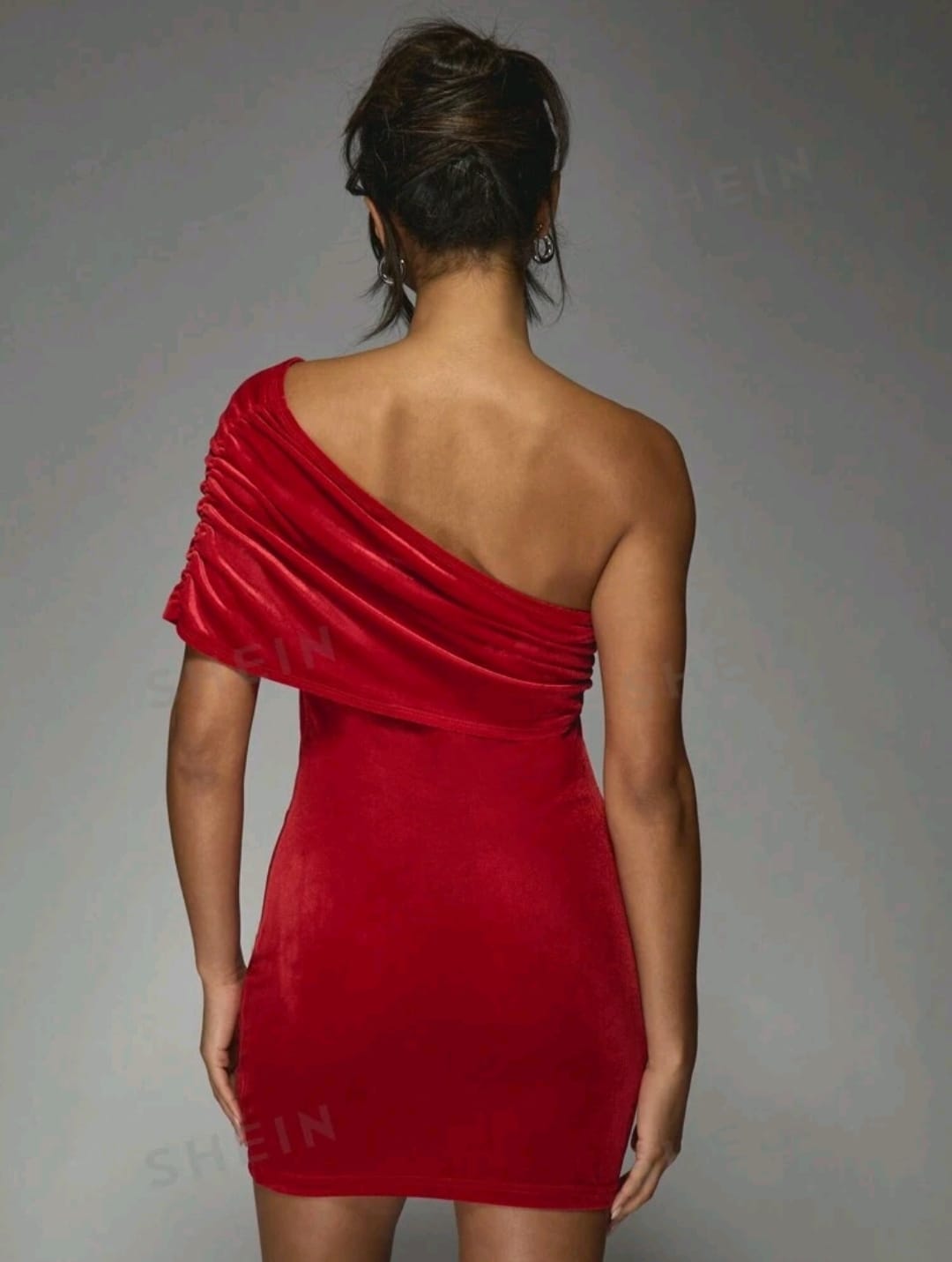 MISSGUIDED Vestido mini ajustado de un solo hombro asimétrico de terciopelo