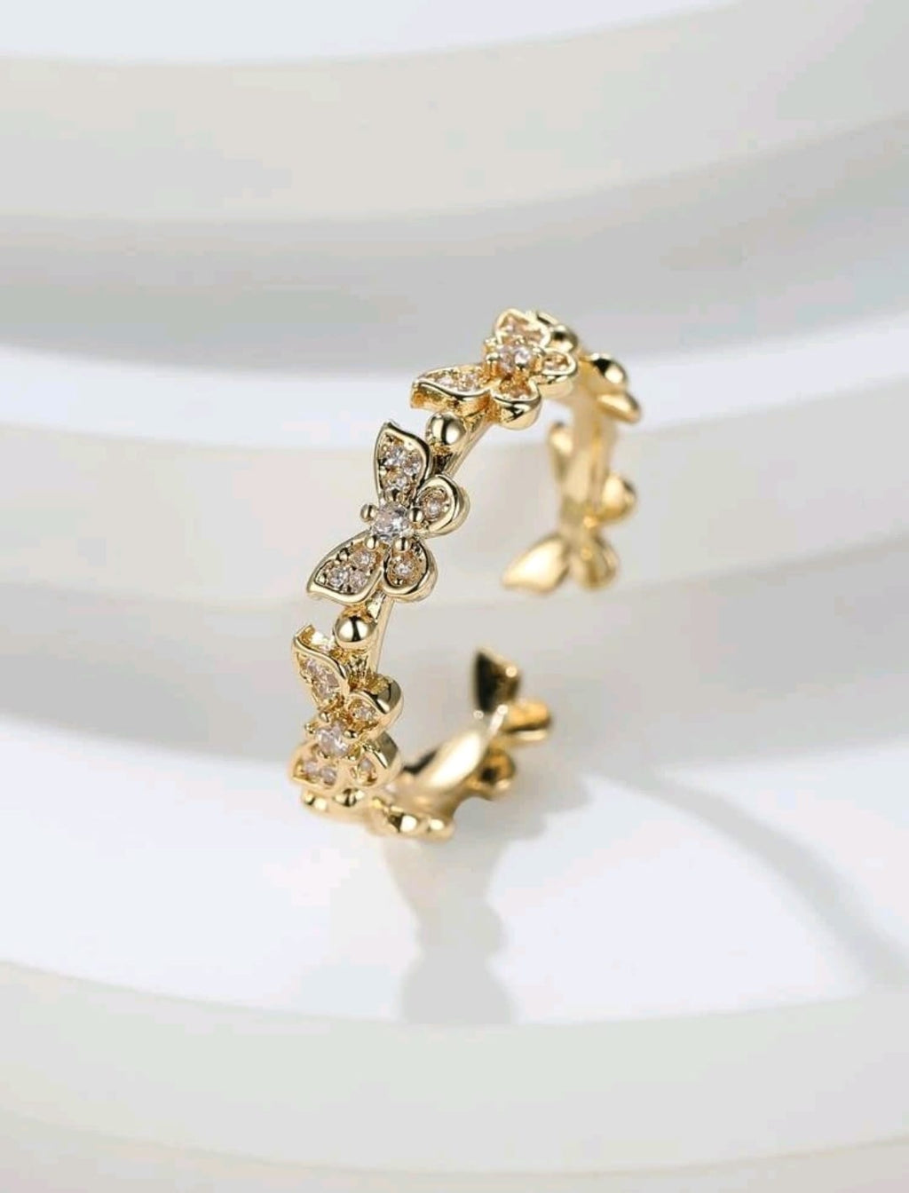 Anillo abierto con diseño de mariposa