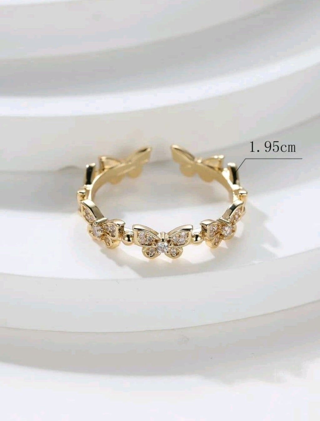 Anillo abierto con diseño de mariposa