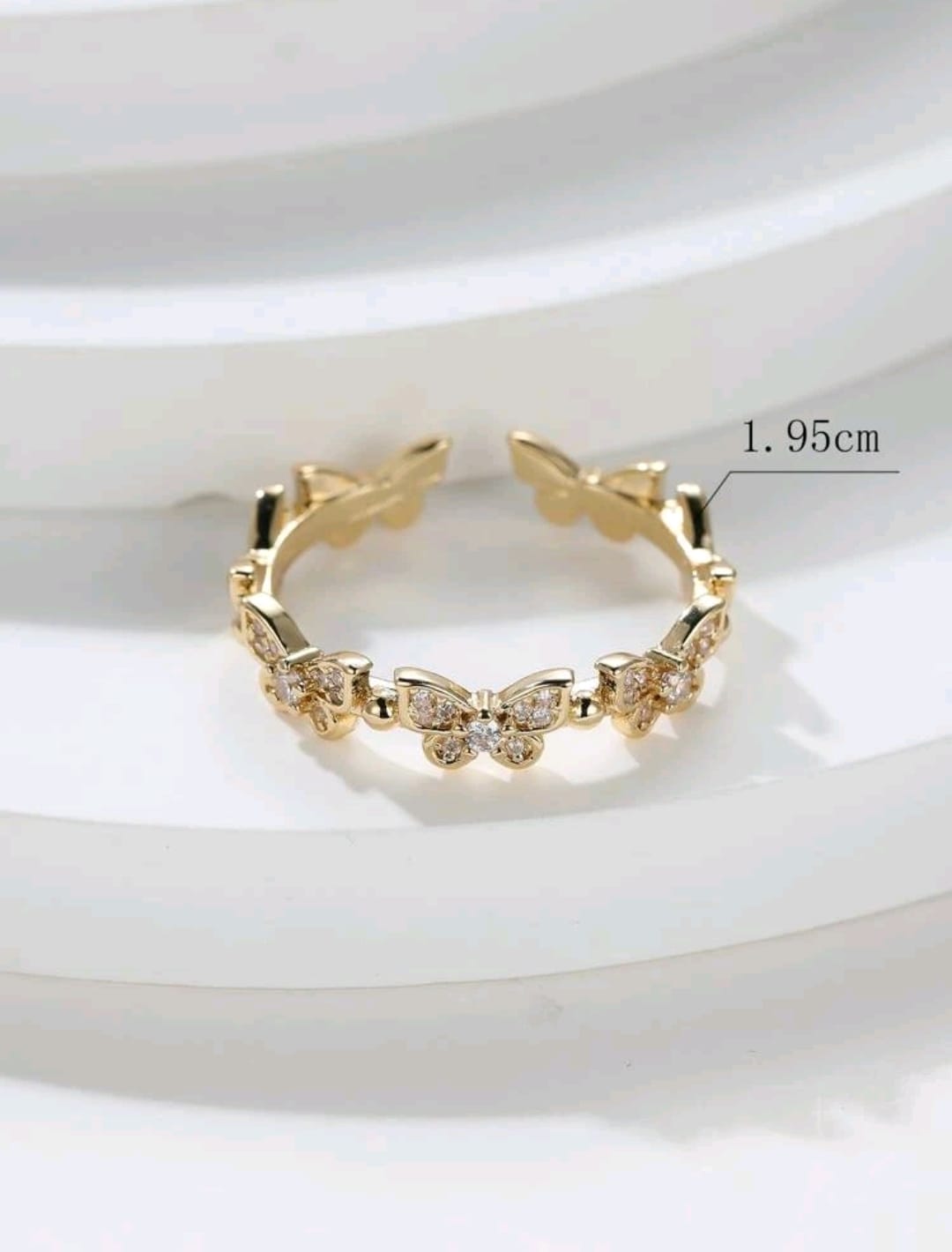 Anillo abierto con diseño de mariposa