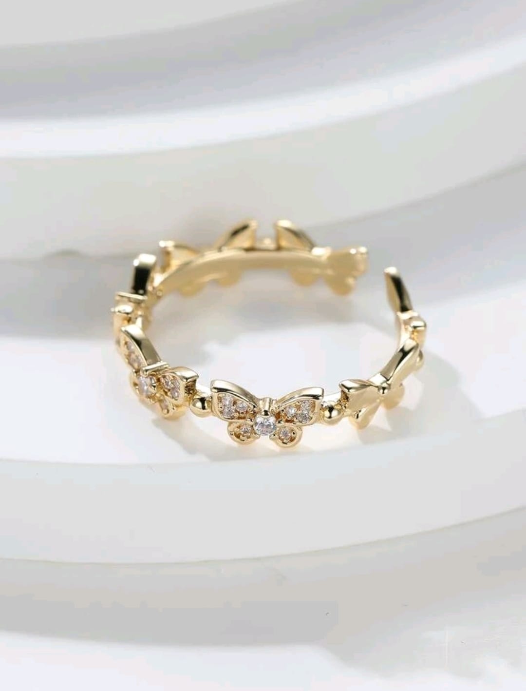 Anillo abierto con diseño de mariposa