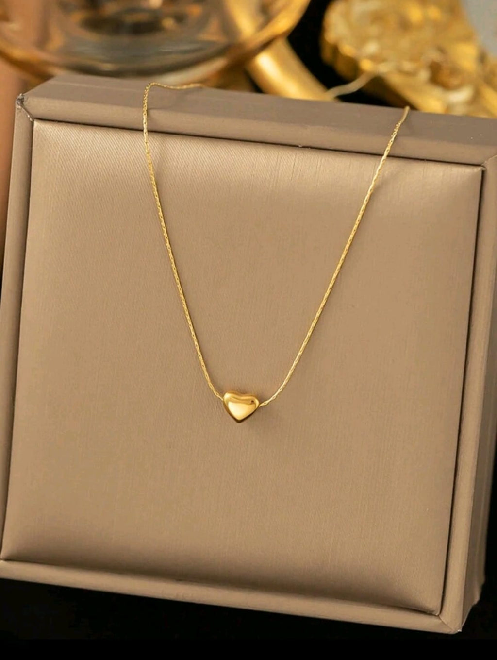 Un delicado y elegante collar con colgante con diseño en forma de corazón