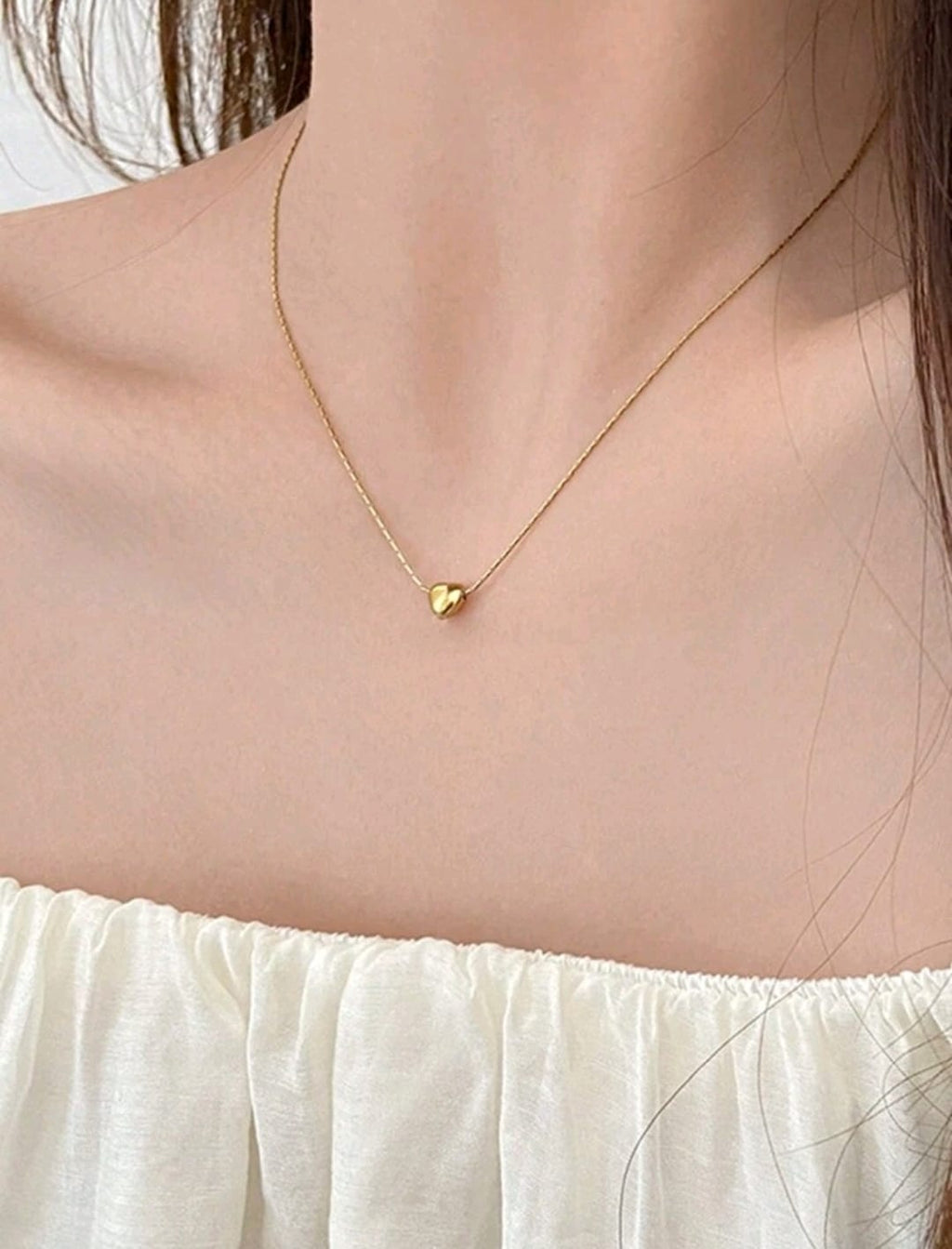 Un delicado y elegante collar con colgante con diseño en forma de corazón