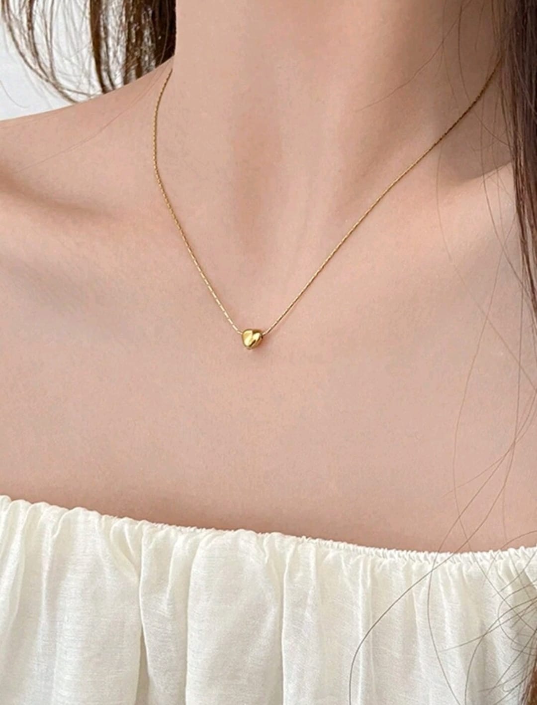 Un delicado y elegante collar con colgante con diseño en forma de corazón