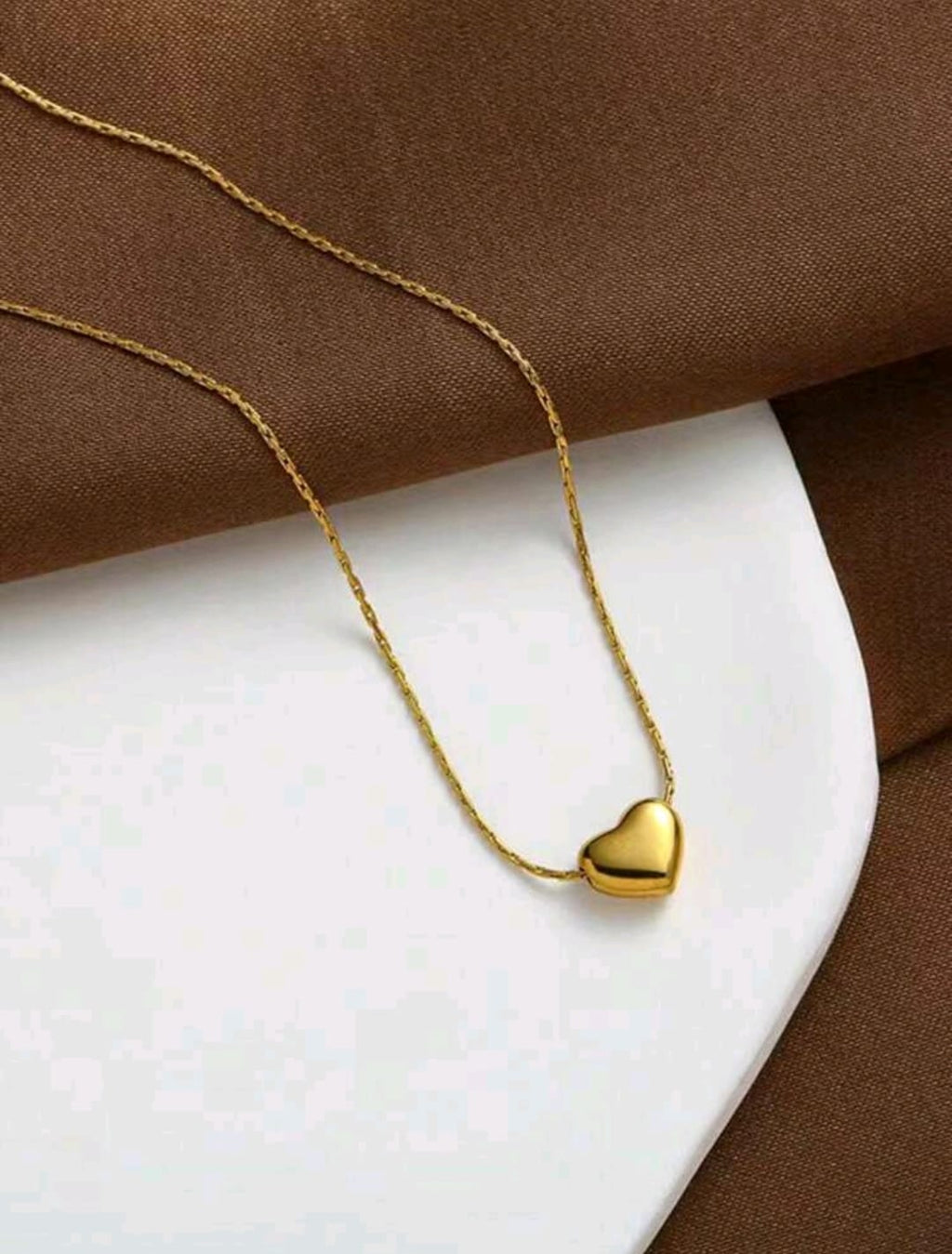 Un delicado y elegante collar con colgante con diseño en forma de corazón