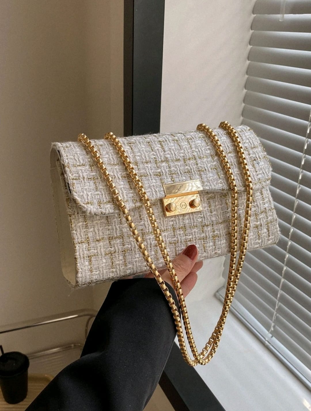 Bolsa cuadrada con patrón de cuadros