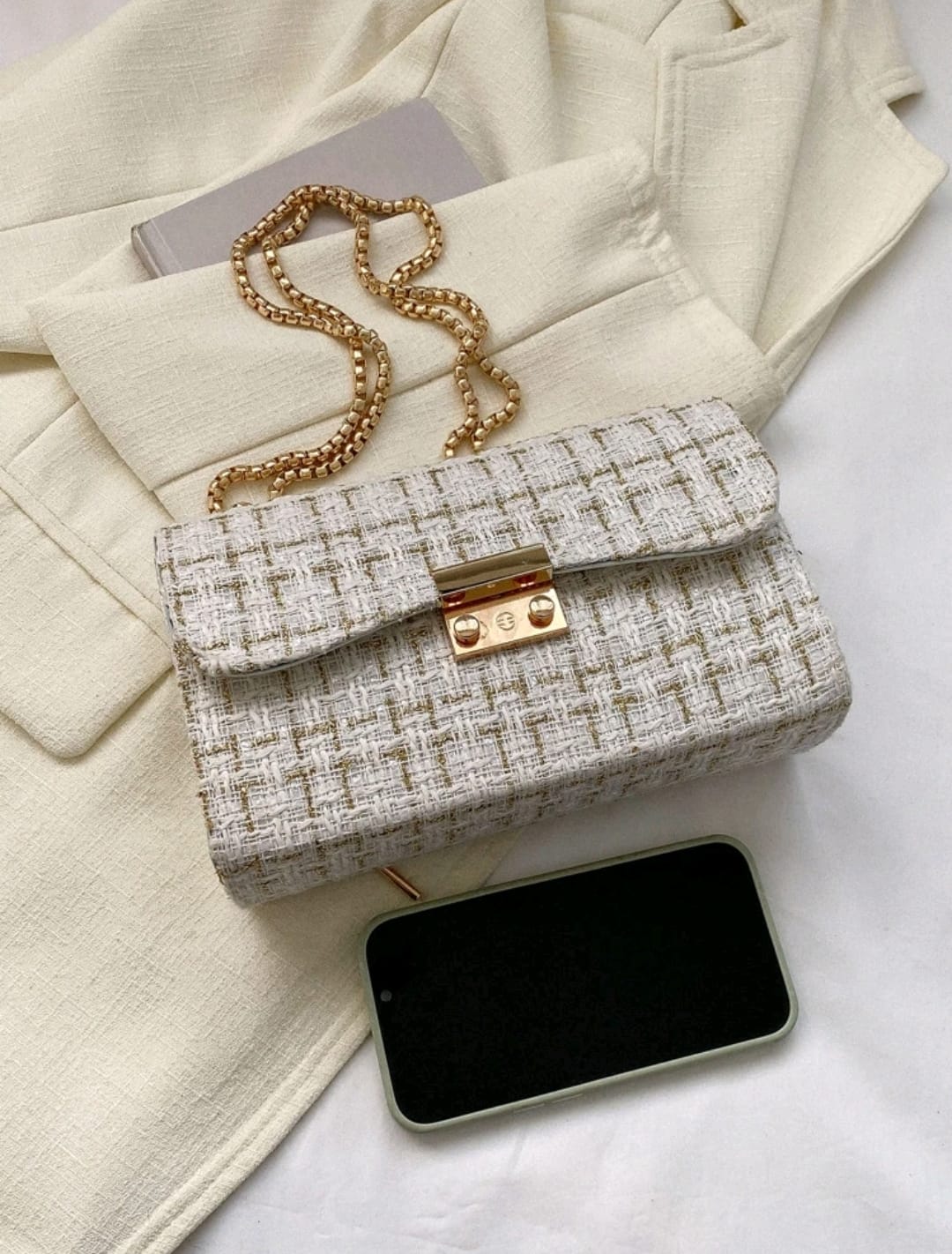 Bolsa cuadrada con patrón de cuadros