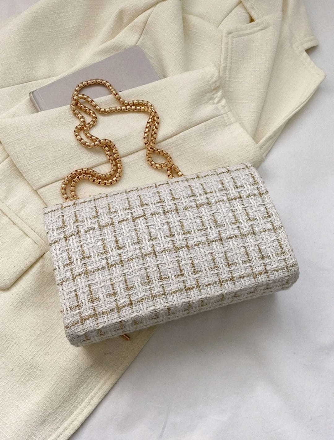 Bolsa cuadrada con patrón de cuadros
