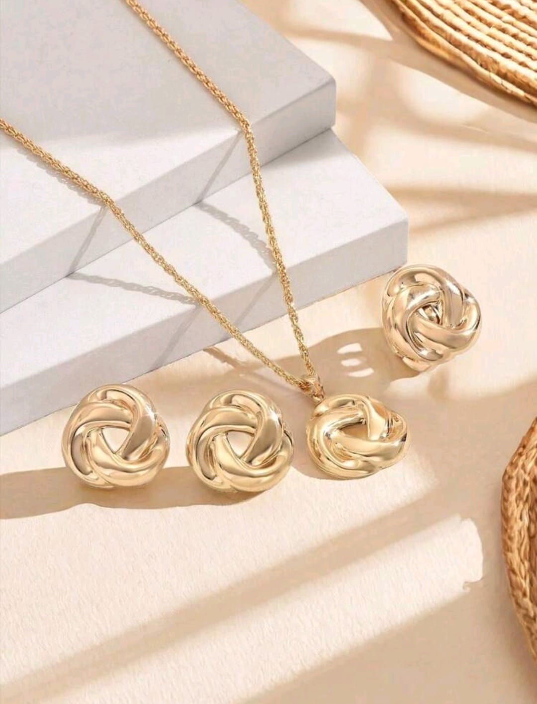 Juego de 4 piezas con colgante, aretes y anillo