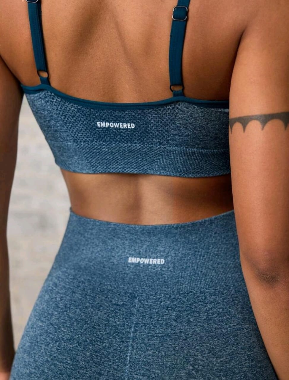 Conjunto SHEIN de activewear para mujer con top corto y leggins