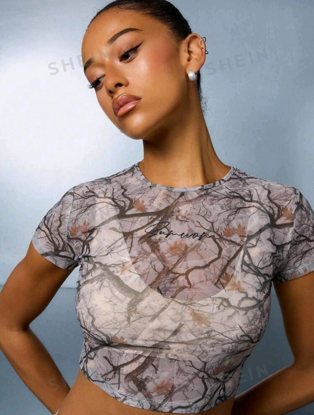 SUMWON WOMEN Camiseta de bebé con estampado total en malla de calle