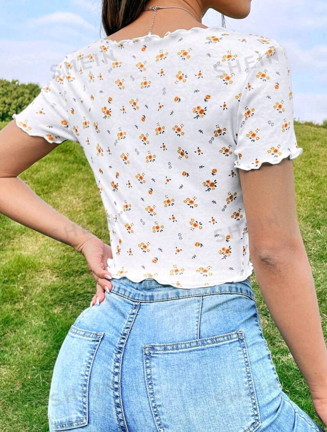 SHEIN MOD Camiseta de manga corta ajustada con estampado floral