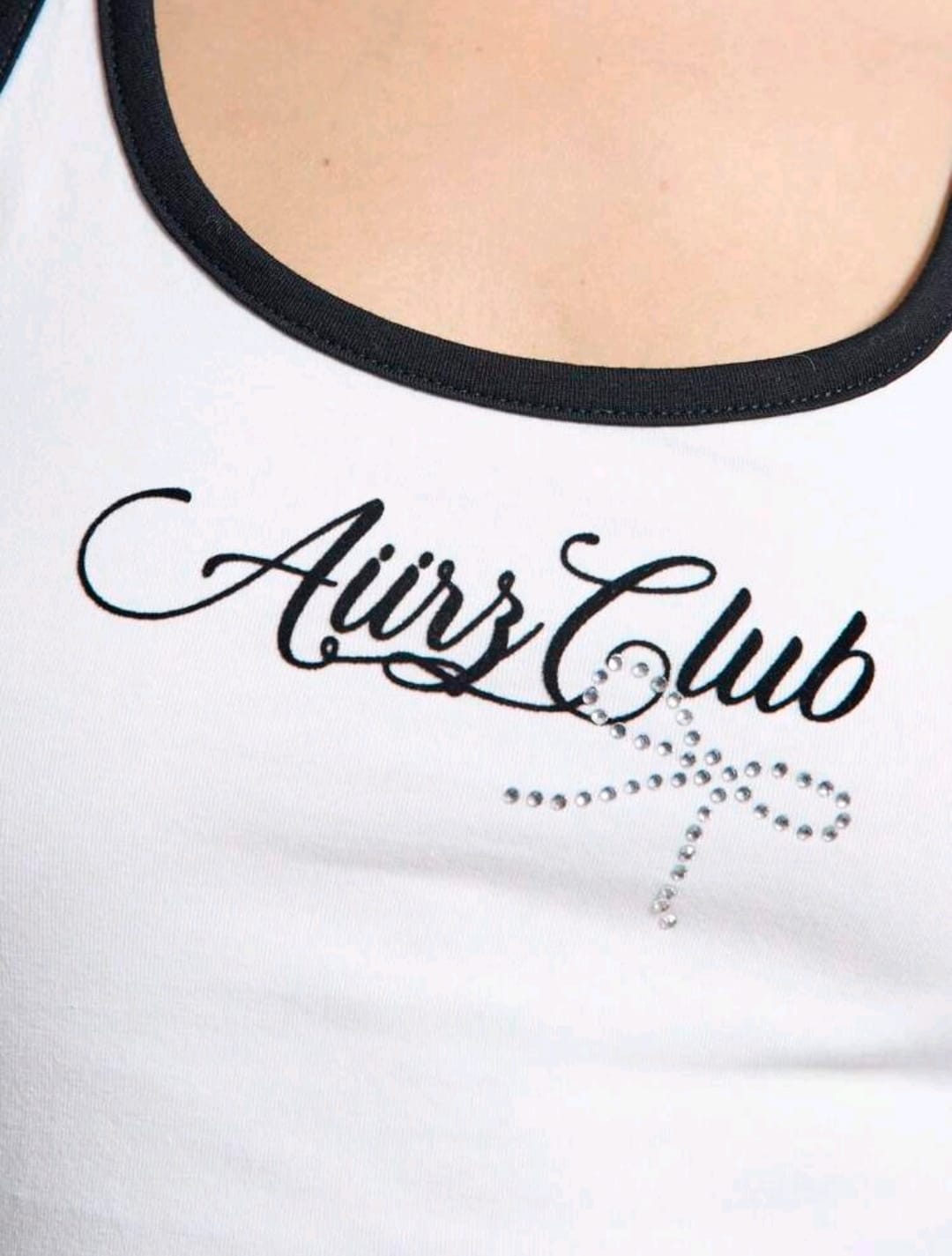 AiiRZ Top corto con recorte de cuello y espalda de tirantes y estampado