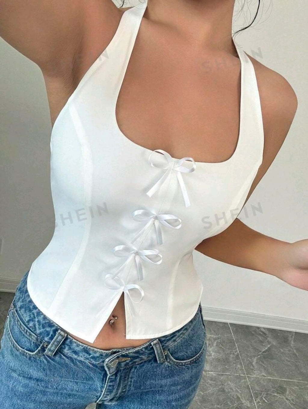 SHEIN Privé Camisa blanca ajustada con cuello de lazo elegante