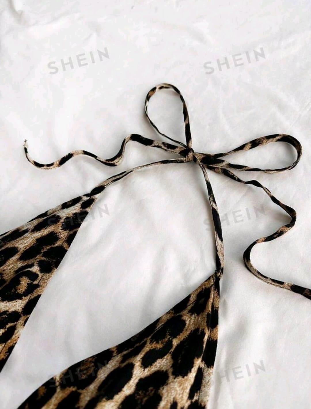 Dreamara Top sin espalda con estampado de leopardo