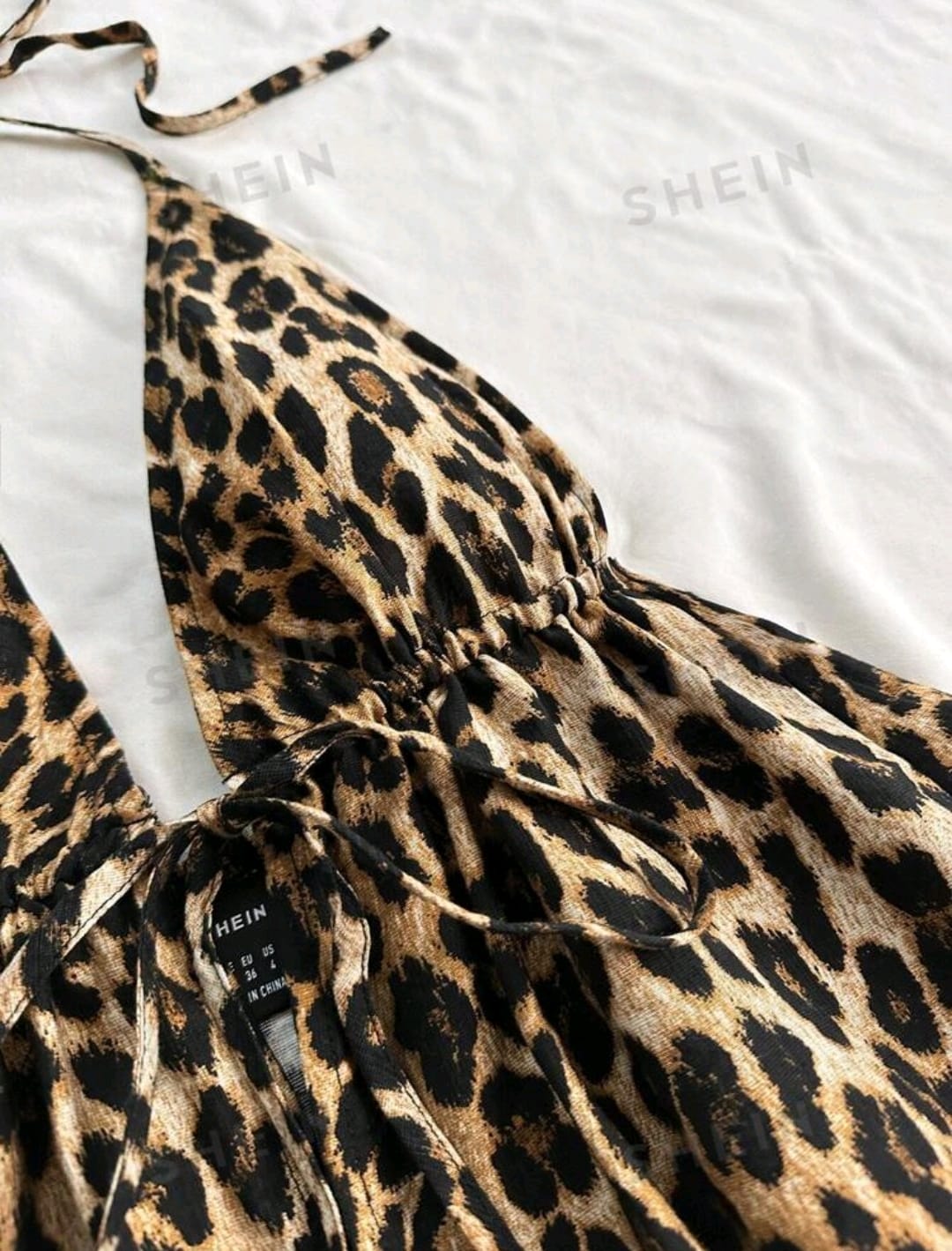 Dreamara Top sin espalda con estampado de leopardo