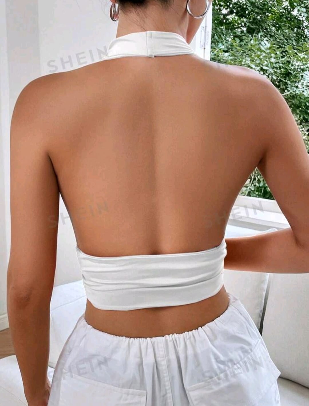 SHEIN EZwear Top corto sin espalda de halter unicolor de verano