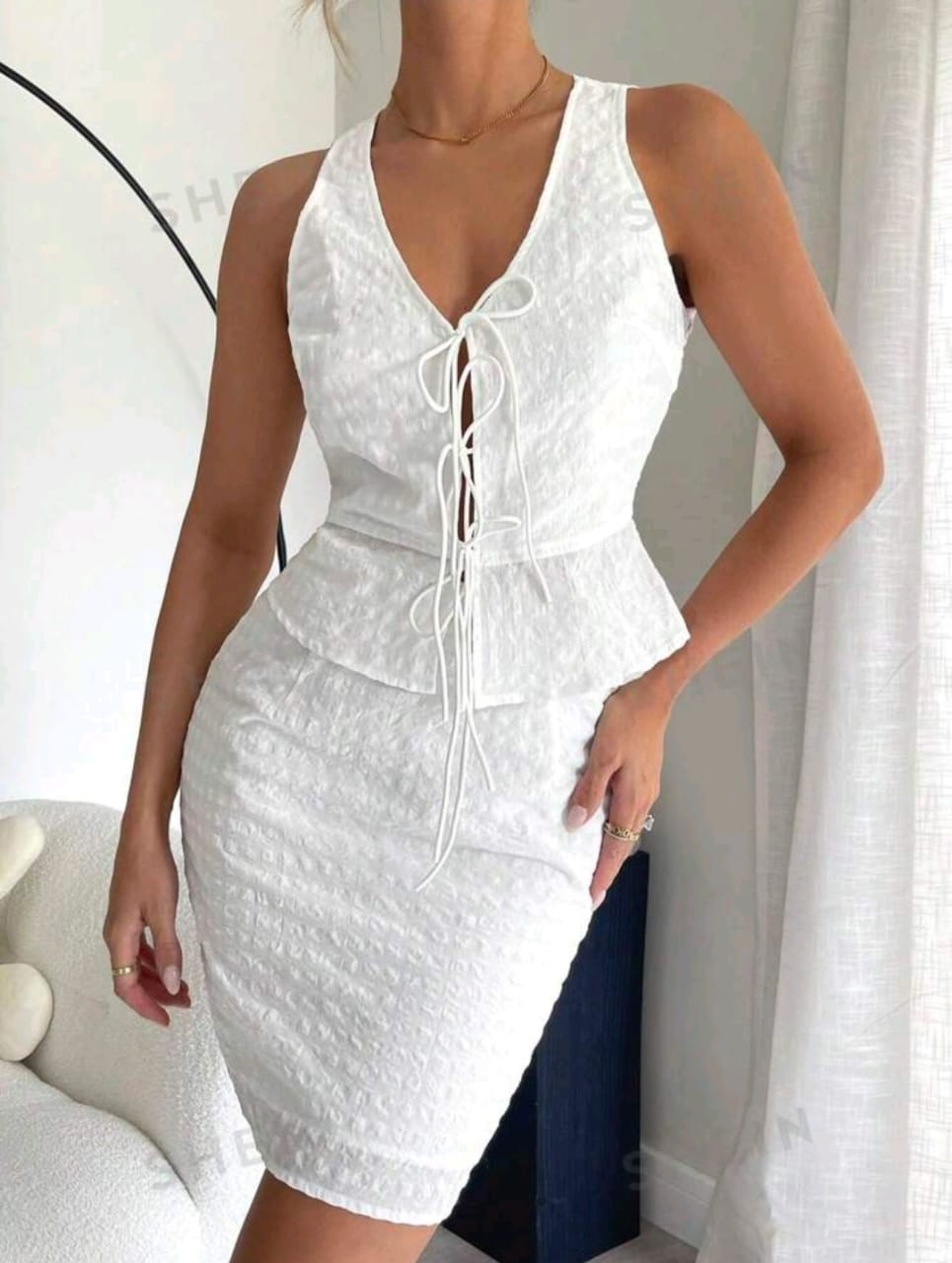 SHEIN Essnce Conjunto de top tirantes de nudo y falda